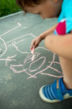 Çocuk kaldırımda tebeşir ile berabere