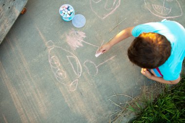Çocuk kaldırımda tebeşir ile berabere