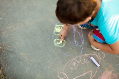Çocuk kaldırımda tebeşir ile berabere