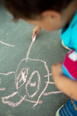 Çocuk kaldırımda tebeşir ile berabere