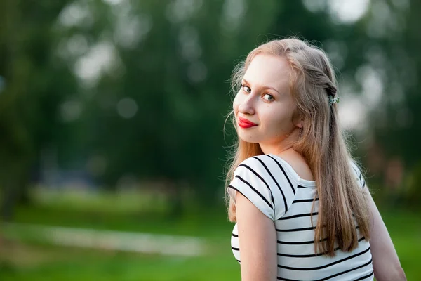 Beautiful model girl resting in the Park — Stock Photo, Image