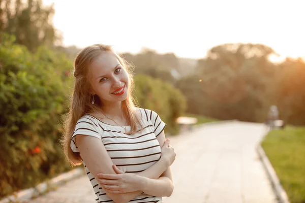 The girl in the Park at sunset — Stock Photo, Image