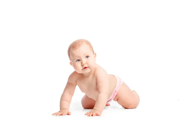 Beyaz arka plan üzerinde sürünerek bebek — Stok fotoğraf