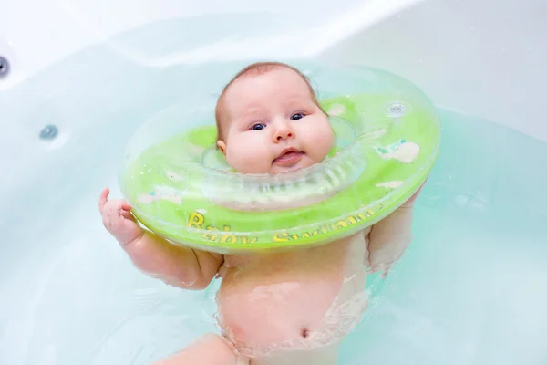 El bebé nada en la bañera —  Fotos de Stock