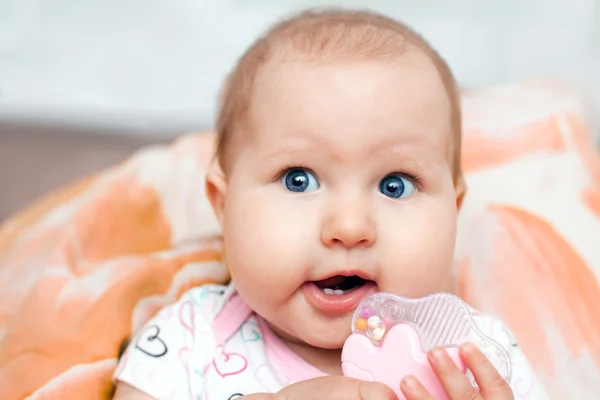 Sürpriz bir çıngırak bebekle — Stok fotoğraf