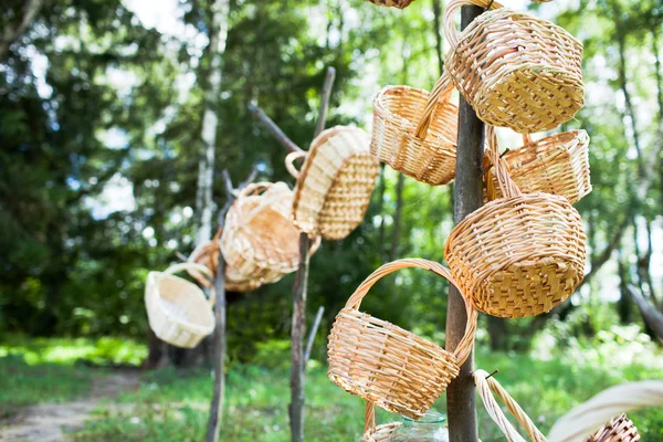 Viele Weidenkörbe in Handarbeit zum Verkauf — Stockfoto