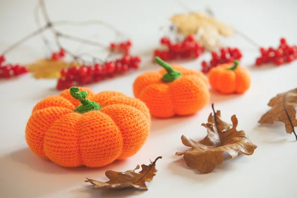 Knitted amigurumi pumpkins and bats on Halloween — Stock Photo, Image