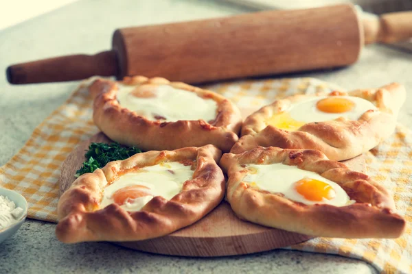 Acara yumurta ile yapılan Khachapuri. Gürcü mutfağı.