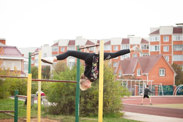 Sport adolescente nello stadio esegue esercizi di ginnastica — Foto Stock