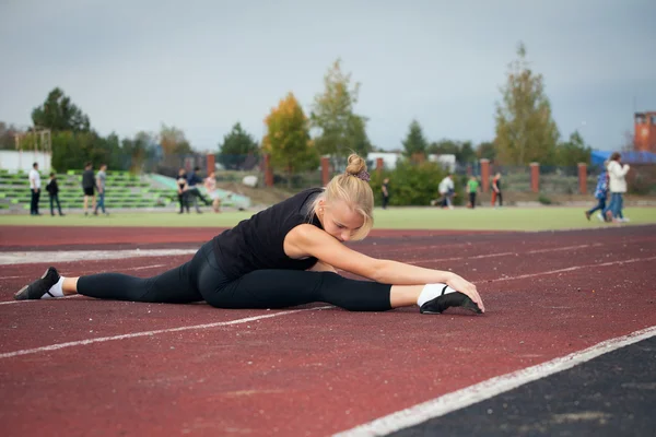 スポーツ スタジアムで 10 代の少女が体操を実行します。 — ストック写真