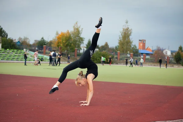 Sportliches Teenie-Mädchen im Stadion macht Turnübungen — Stockfoto