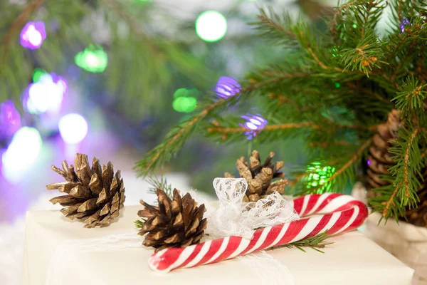 Kerstmis achtergrond: snoep, sinaasappel, dennenappels en Spar takken. Rechtenvrije Stockafbeeldingen