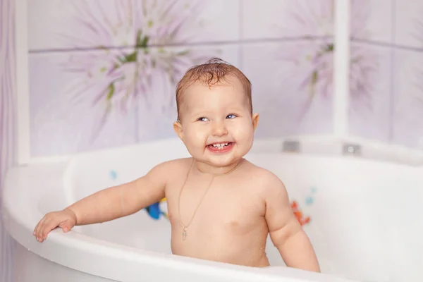 Щаслива дитина плаває у ванні — стокове фото