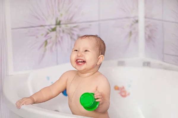Щаслива дитина плаває у ванні — стокове фото