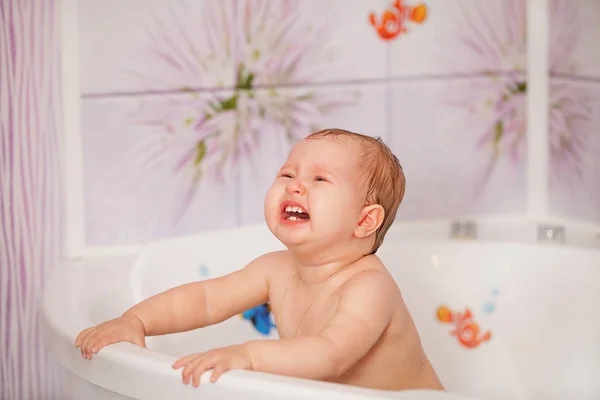 Chorando bebê nada na banheira — Fotografia de Stock