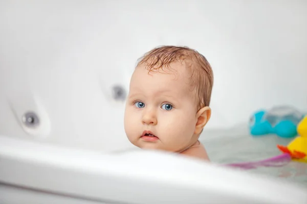 Feliz bebê nada na banheira — Fotografia de Stock