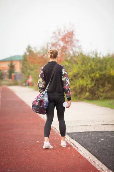 Chica con una bolsa de deporte después de un entrenamiento — Foto de Stock