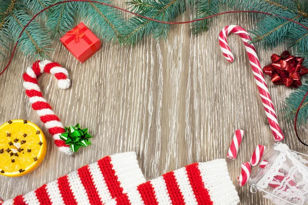 Vánoční ozdoby, větve jedle a zápisník s perem — Stock fotografie