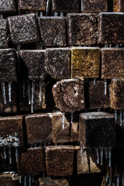 Jéggel borított, fából készült gerendák és jégcsapok — Stock Fotó