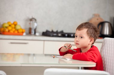 Masada kağıt üzerinde bir resmin, çocuk berabere tarafından ilham
