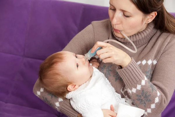 Лікування застуди у дитини — стокове фото
