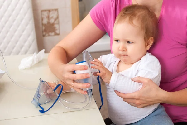 Inandning barn gör baby mama — Stockfoto