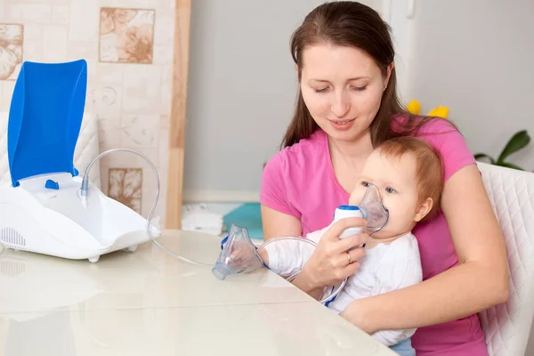 Kind macht Baby-Mama — Stockfoto