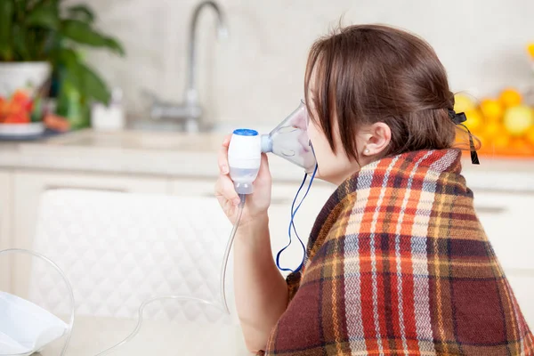 Mujer joven haciendo inhalación con un nebulizador en casa — Foto de Stock