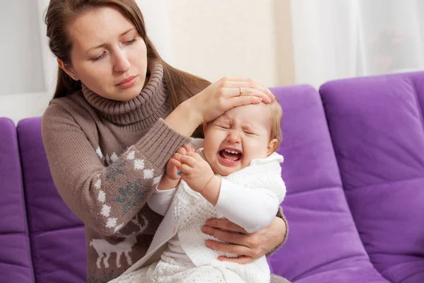 Genç bir kadın hasta Ağlayan bebek