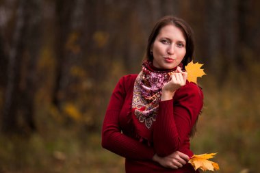 Sarı akçaağaç olan güzel kadın elinde bırakır