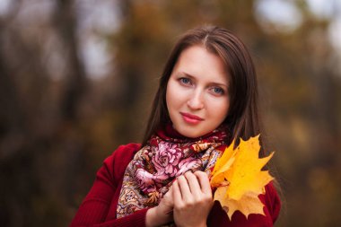 Sarı akçaağaç olan güzel kadın elinde bırakır