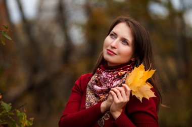 Sarı akçaağaç olan güzel kadın elinde bırakır