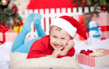 Noel iç, Noel Baba'nın kap hediyelerle mutlu çocuk