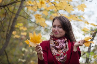 Sarı akçaağaç arka plan üzerinde genç kadın bırakır