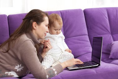 bir dizüstü bilgisayar çalışan bir çocuk olan kadın