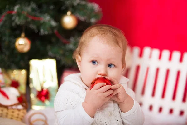 Szczęśliwe dziecko w Boże Narodzenie wnętrze — Zdjęcie stockowe