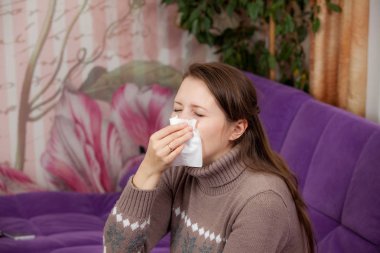 kadının bir soğuk var. mendil