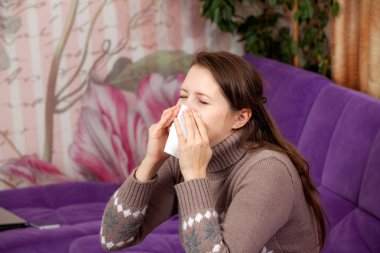 kadının bir soğuk var. mendil