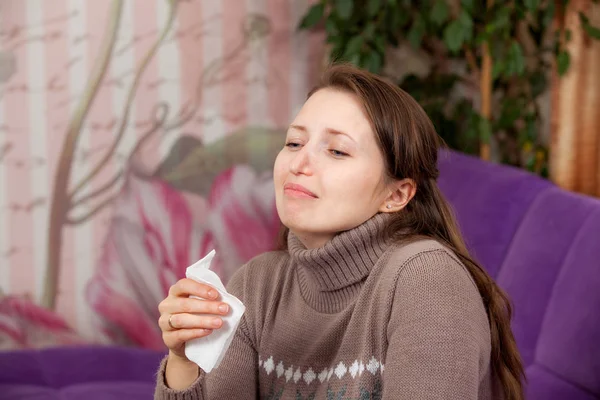 Wanita itu terkena flu. saputangan — Stok Foto