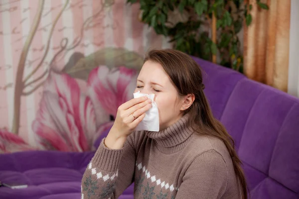 Wanita itu terkena flu. saputangan — Stok Foto