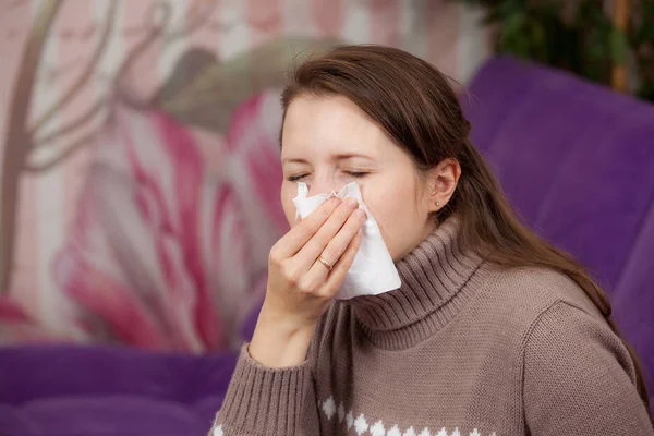 kadının bir soğuk var. mendil