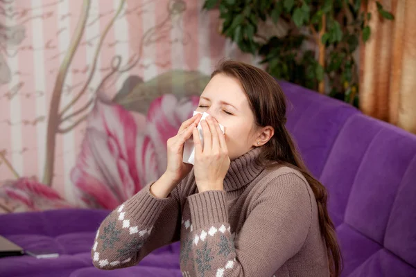 A mulher está constipada. lenço — Fotografia de Stock