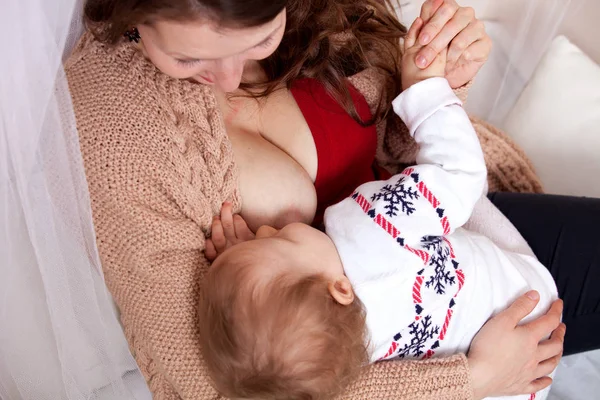 Anne bebek emzirme kız — Stok fotoğraf