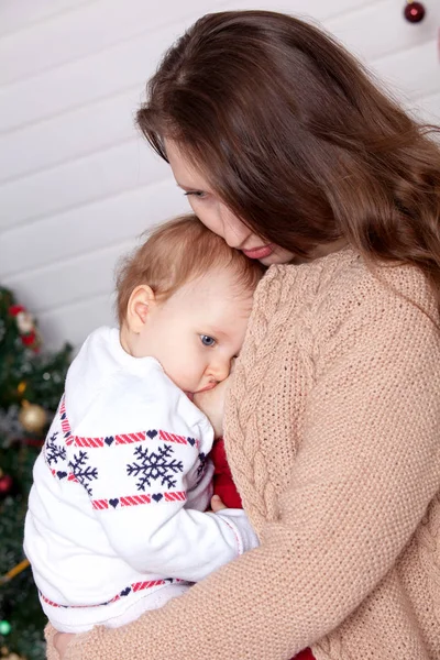 Στήθος-οι ταΐζοντας το μωρό κορίτσι μαμά — Φωτογραφία Αρχείου