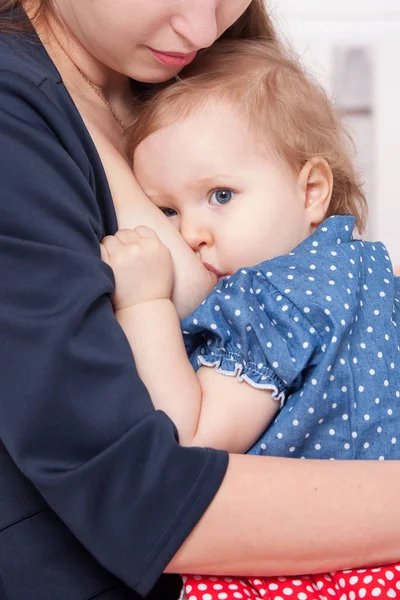 妈妈母乳喂养婴儿的女孩 — 图库照片