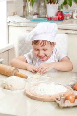 Bebek un hamur yoğurmak