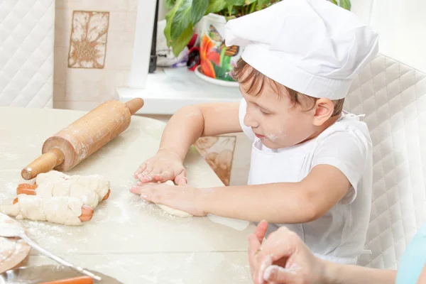 Baby knead the dough in flour — Stock Photo, Image