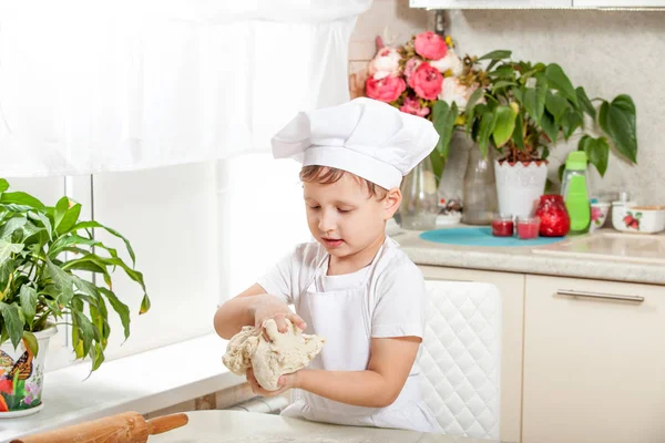 Baby knead the dough in flour — Stock Photo, Image