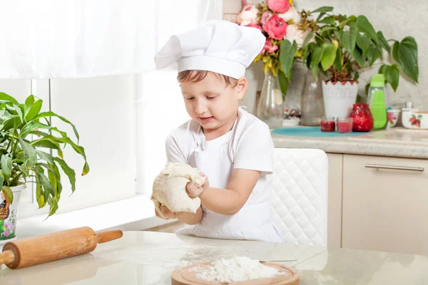 Baby knead the dough in flour — Stock Photo, Image