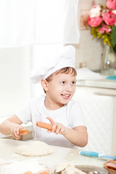 Ребенок месить тесто в муке — стоковое фото